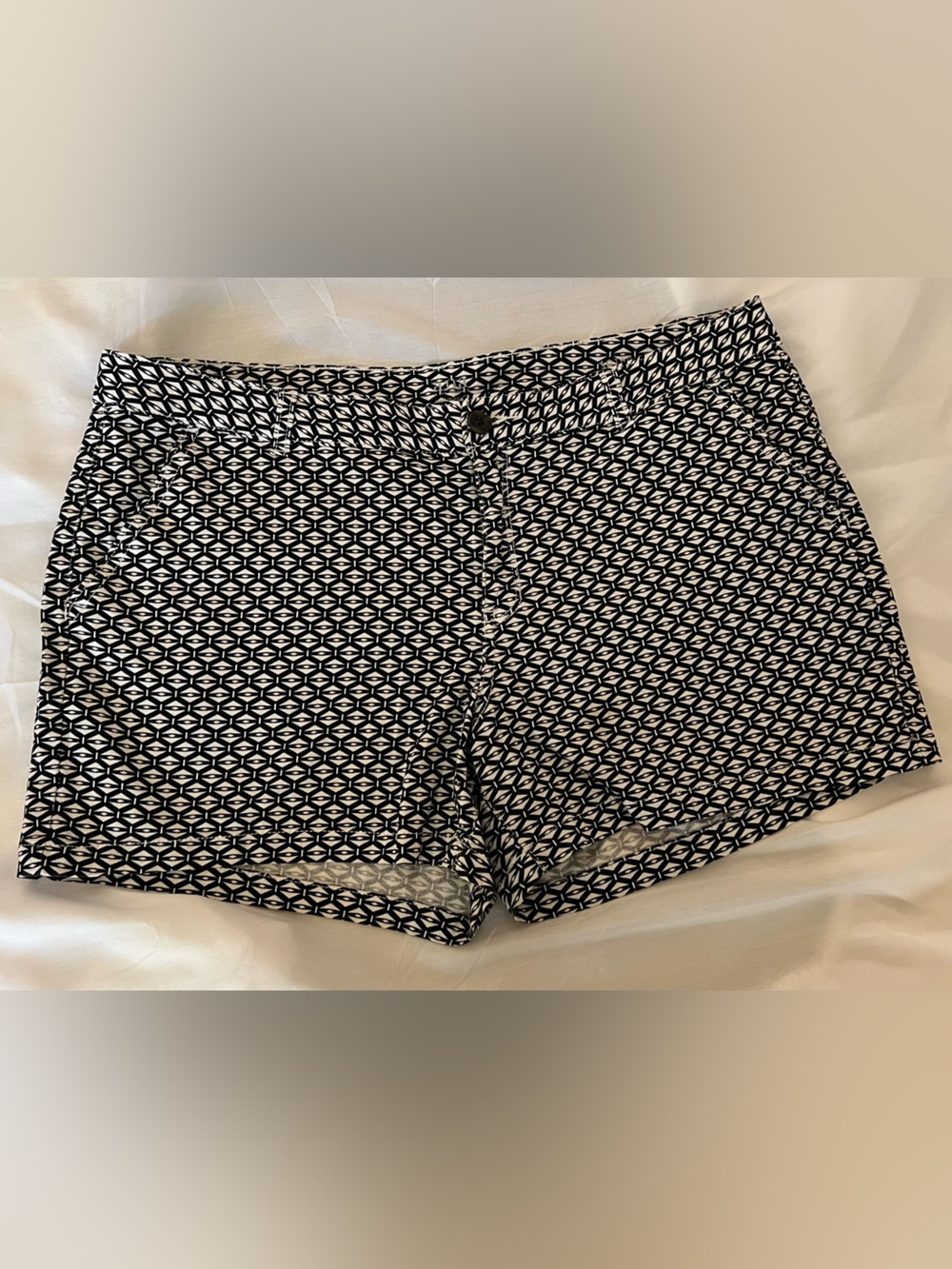 A.n.a Women's Black and White Printed short